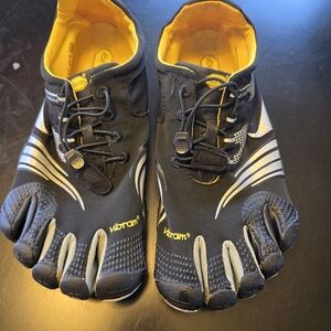Vibram Men’s Black and Yellow FiveFingers Minimalist Toe Shoes
